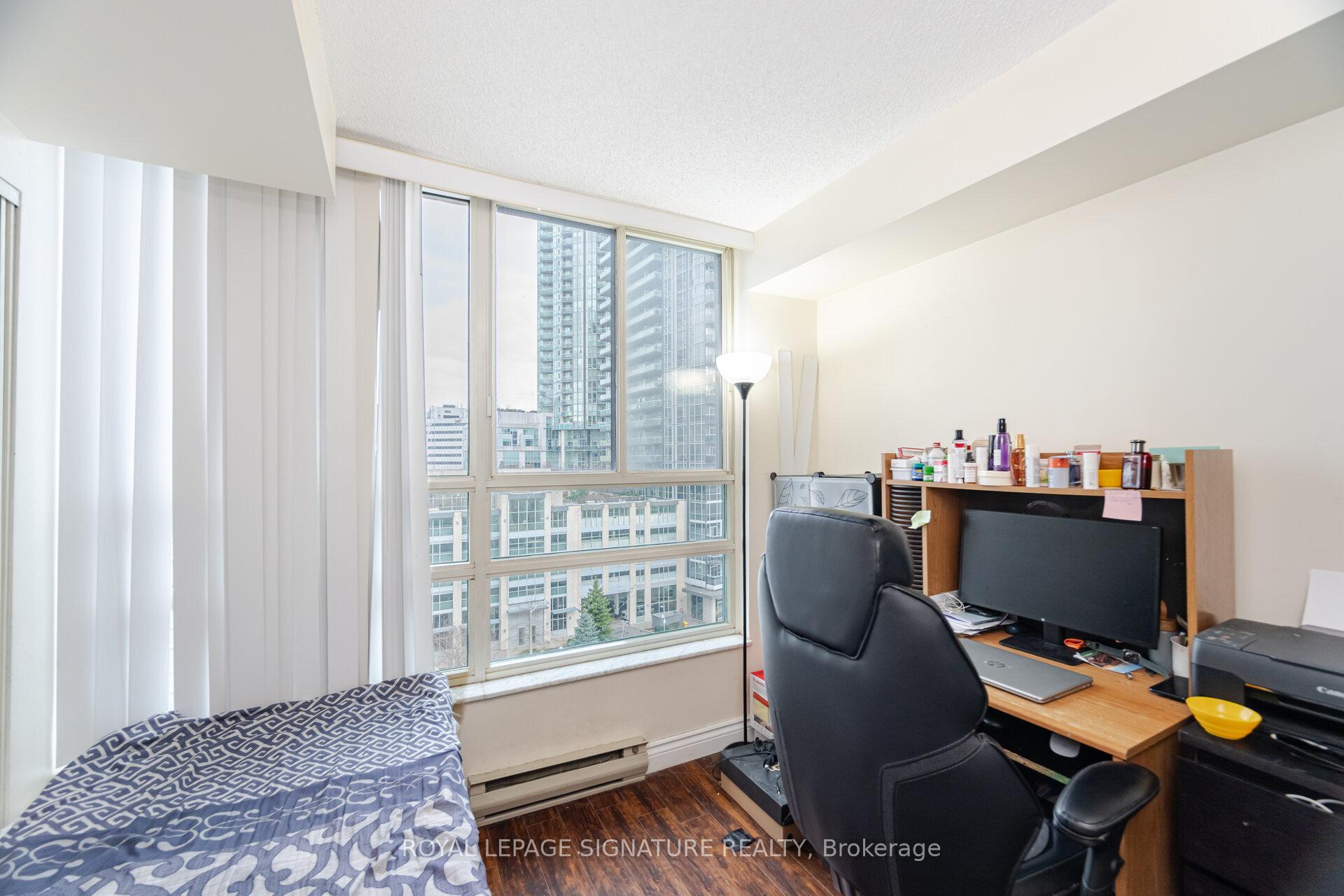 3 Bedrooms Condo at 250 Webb, Mississauga For sale