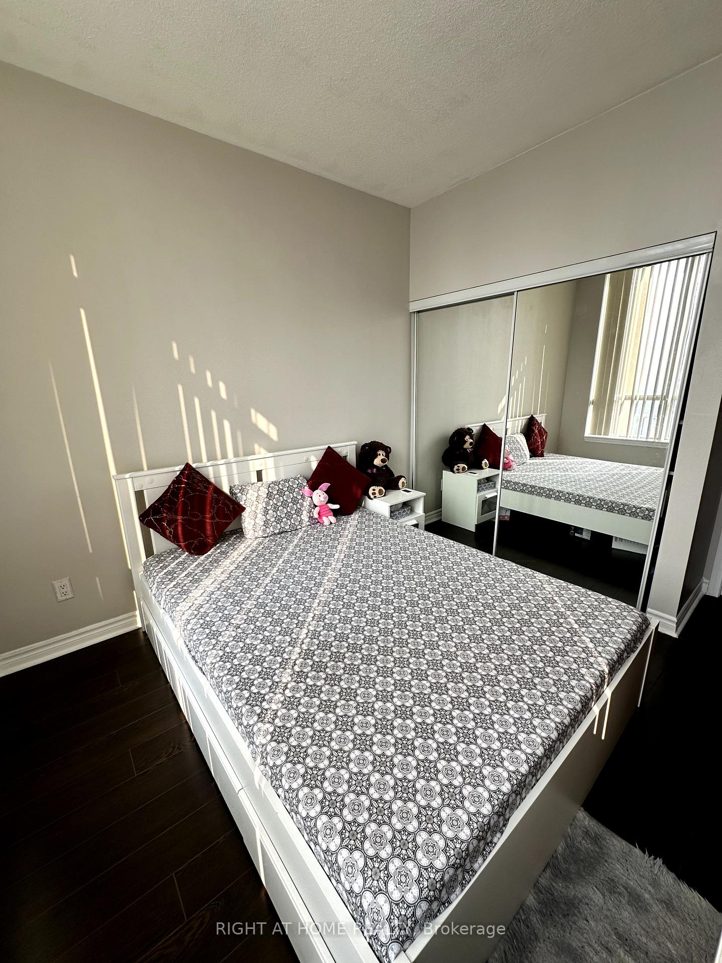 2 Bedrooms Condo at 4090 Living Arts, Mississauga For sale