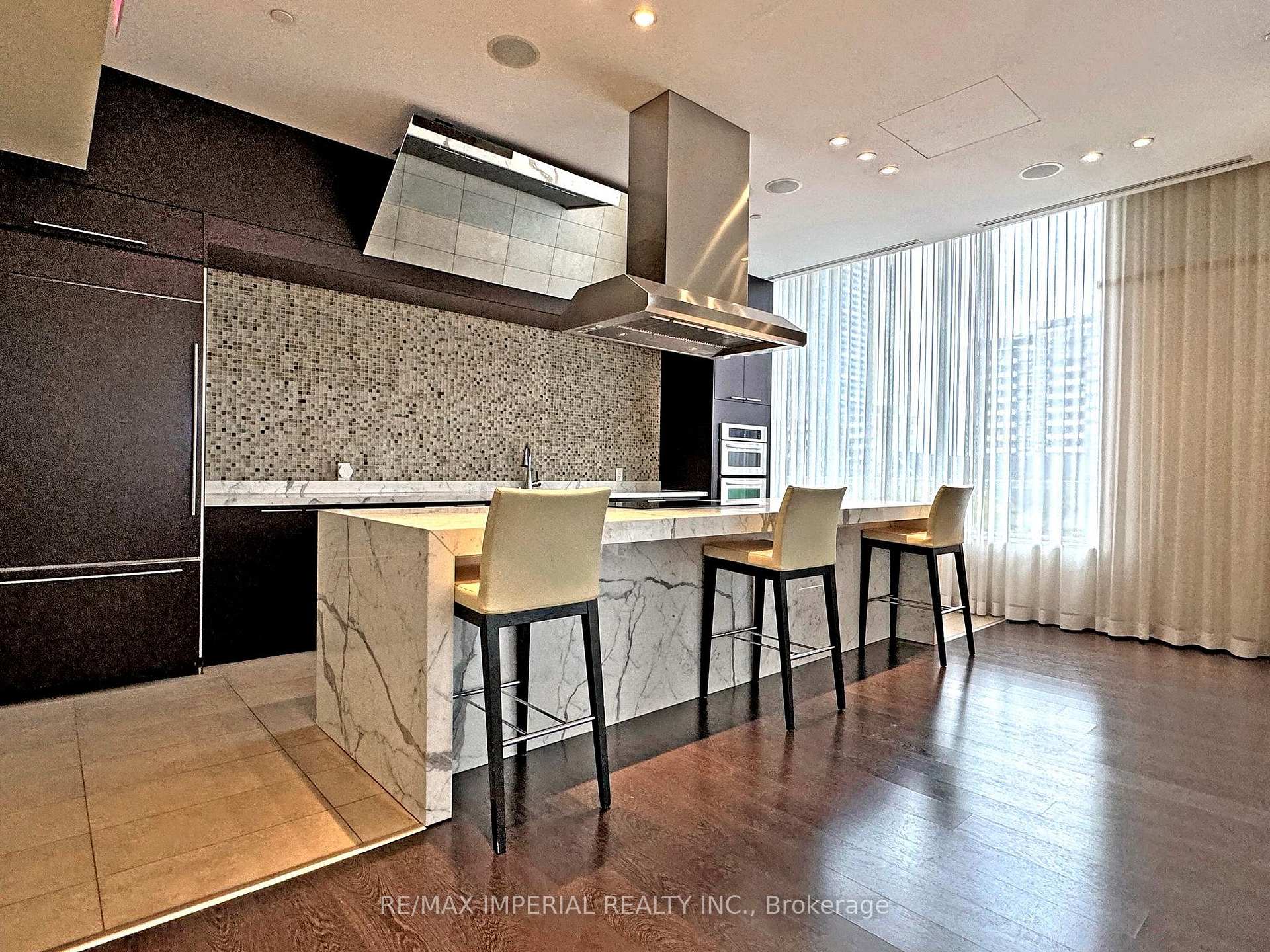2 Bedrooms Condo at 25 Broadway, Toronto For sale