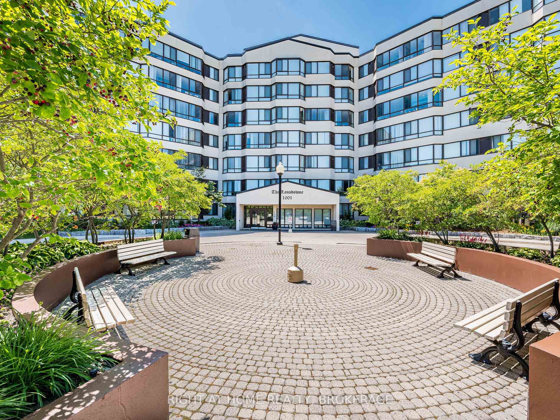 2 Bedrooms Condo at 1001 Cedarglen, Mississauga For sale