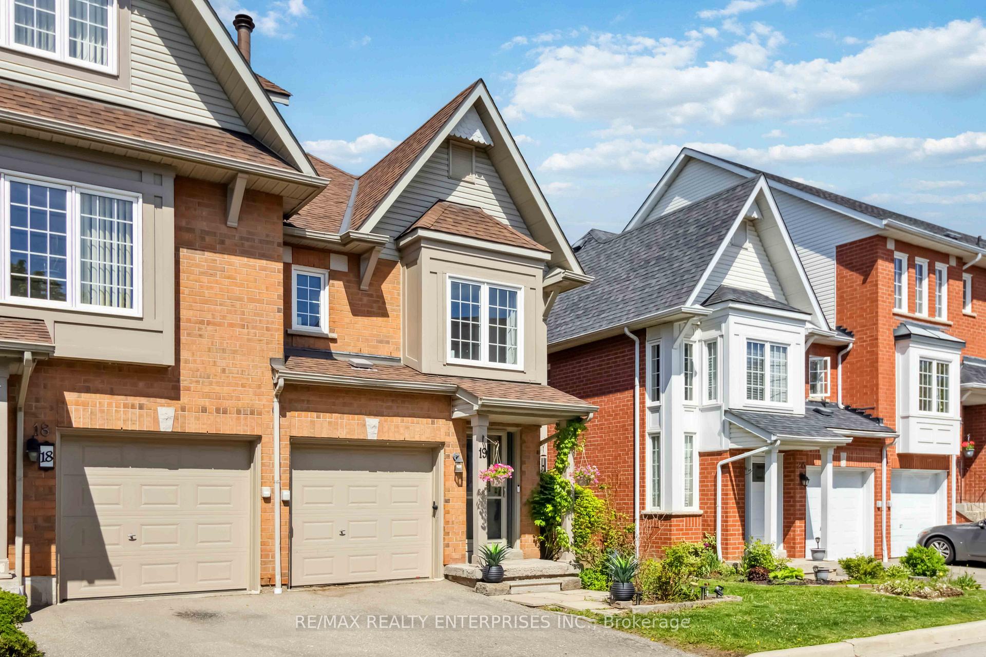 3 Bedrooms Condo at 1588 South Parade, Mississauga For sale