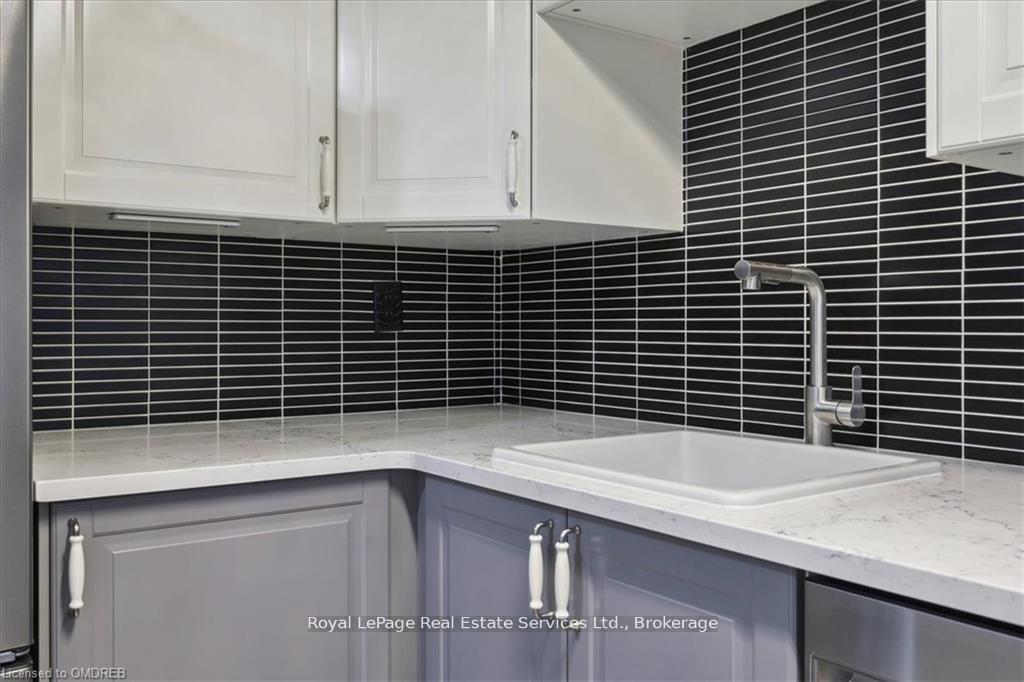 2 Bedrooms Condo at 162 REYNOLDS,  Oakville For sale