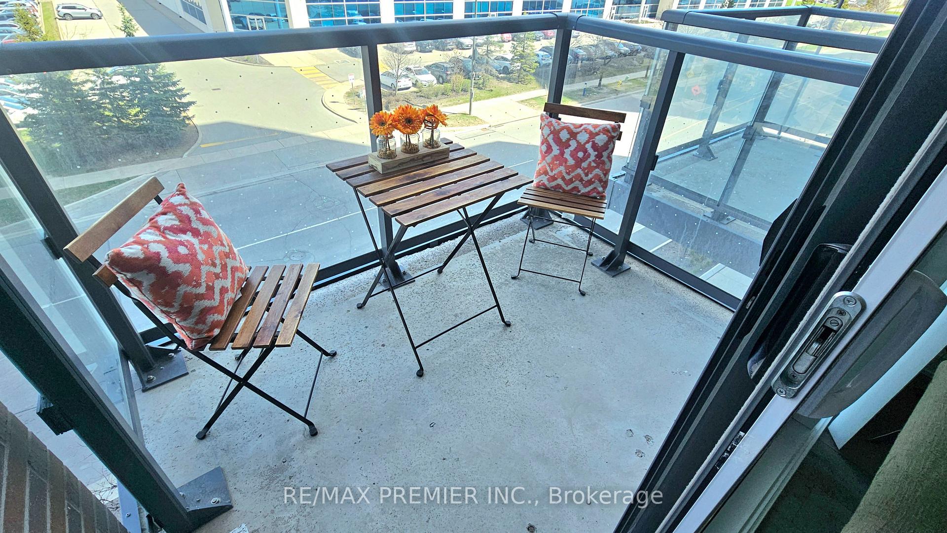 2 Bedrooms Condo at 10 Honeycrisp, Vaughan For sale