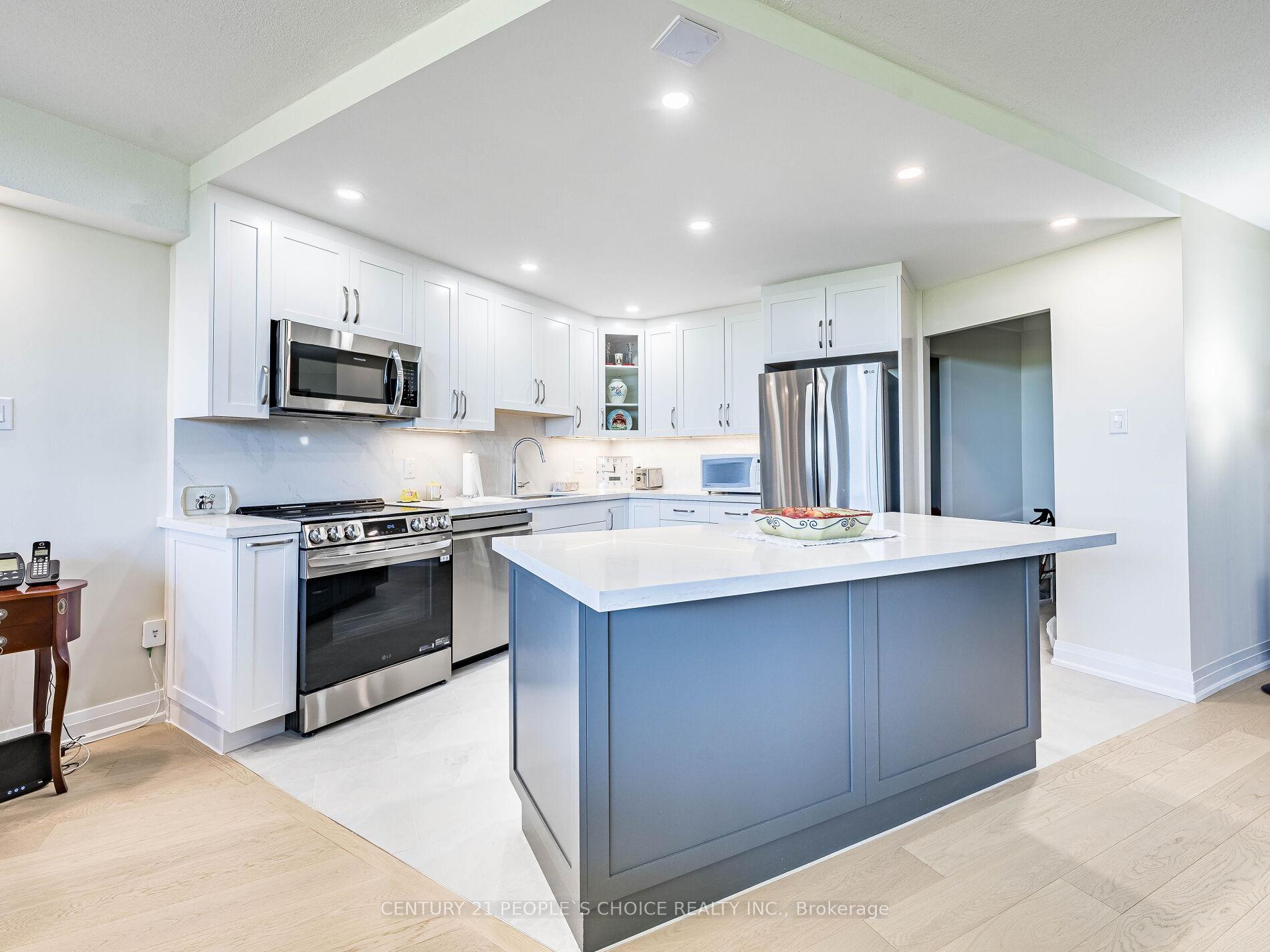2 Bedrooms Condo at 451 The West Mall, Toronto For sale