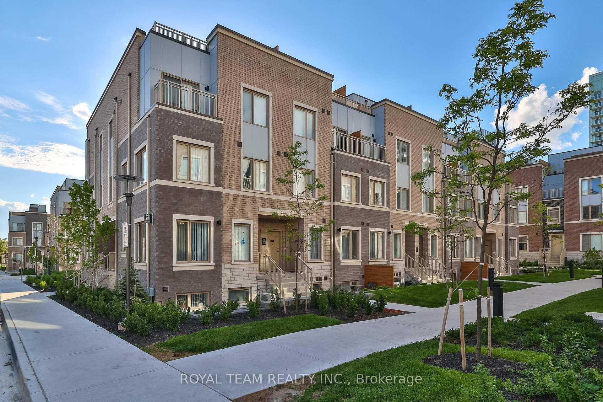 2 Bedrooms Condo at 131 Honeycrisp, Vaughan For sale