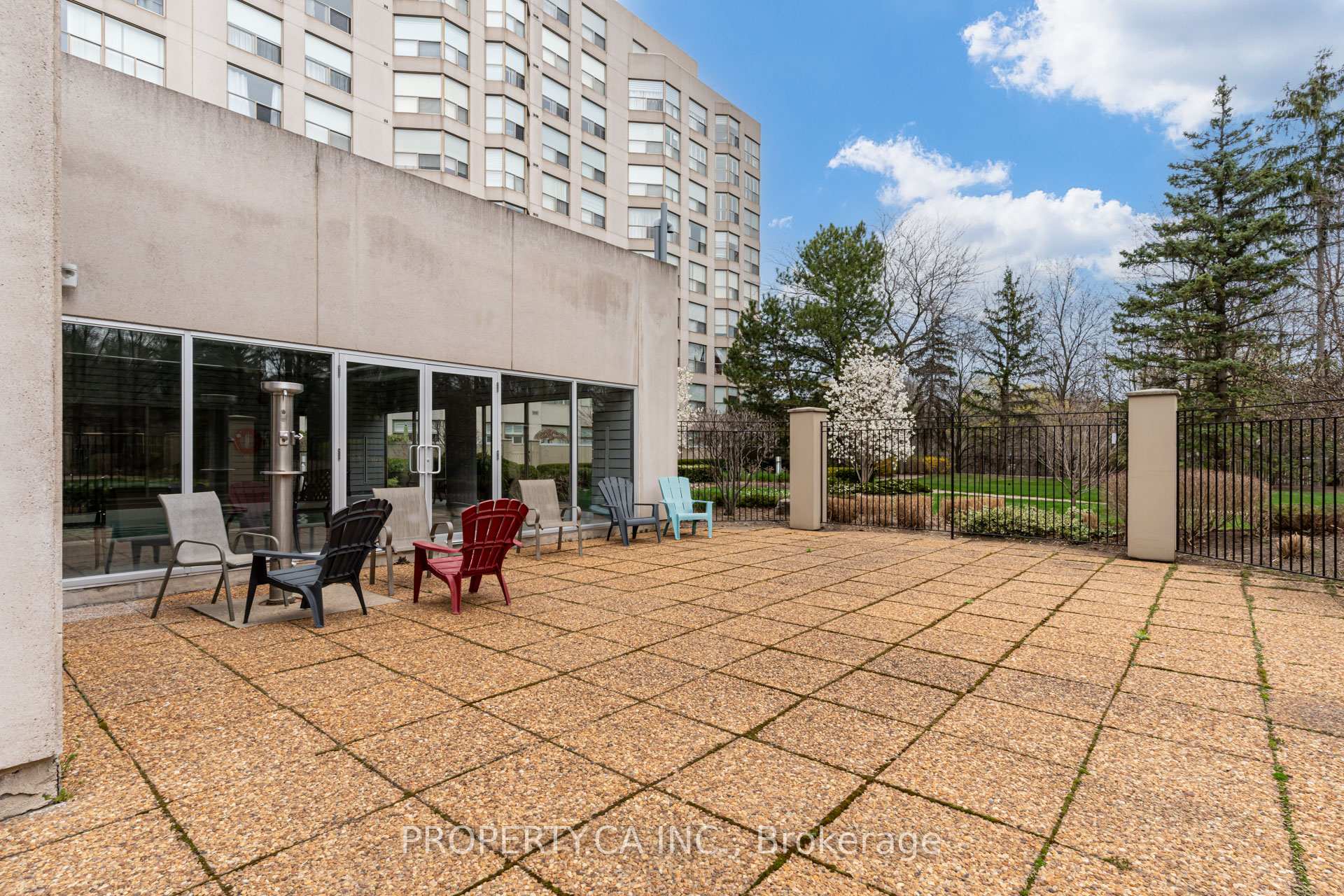 3 Bedrooms Condo at 1700 The Collegeway, Mississauga For sale