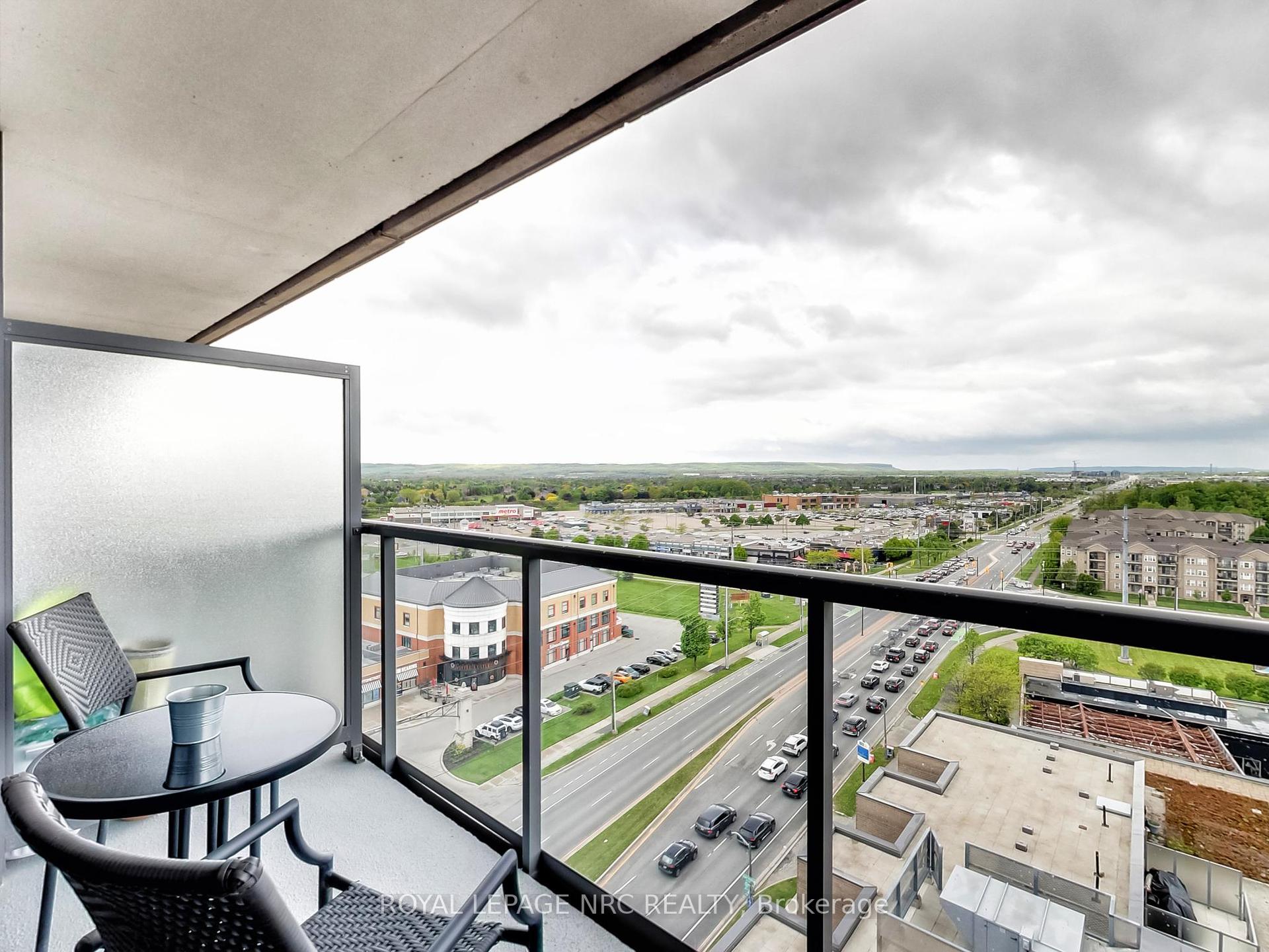 2 Bedrooms Co-op at 1940 Ironstone, Burlington For sale