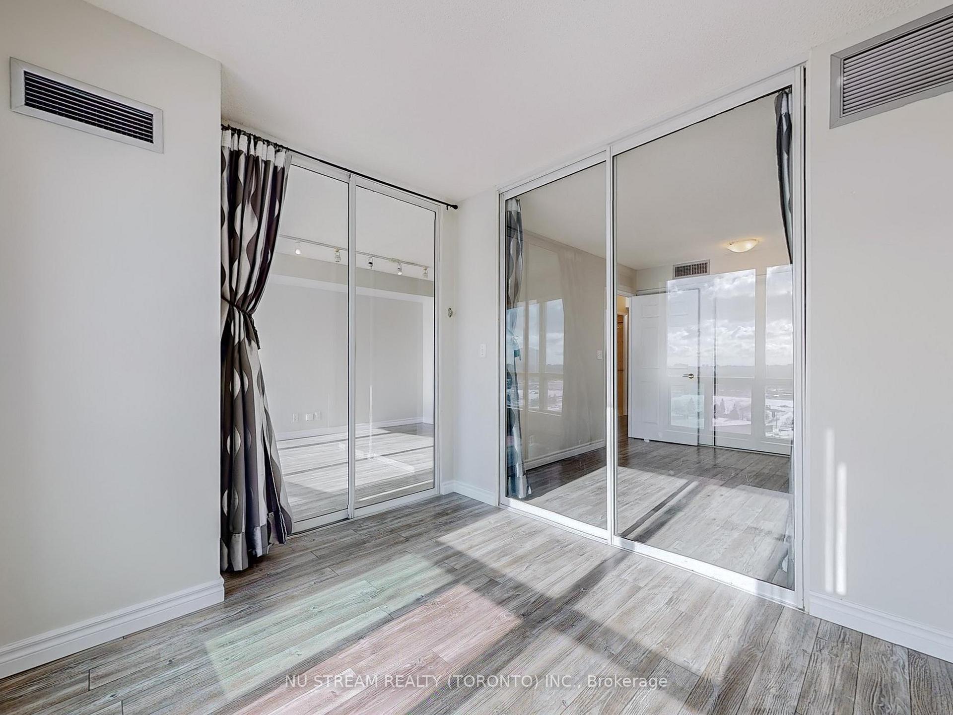 2 Bedrooms Condo at 18 Lee Centre,  Toronto For sale