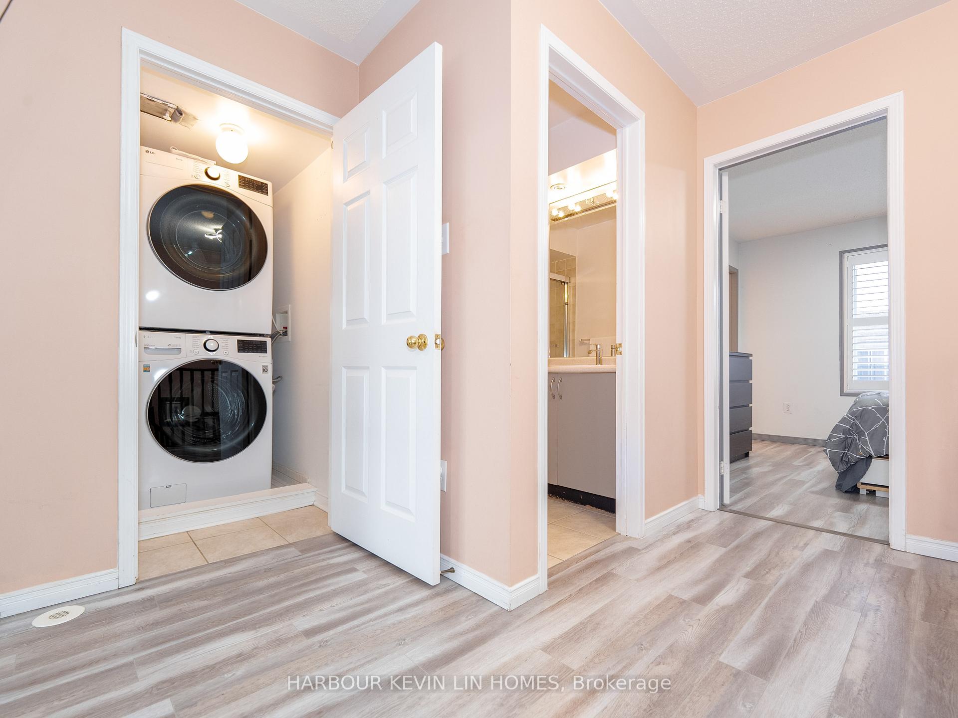 3 Bedrooms Condo at 4975 Southampton, Mississauga For sale
