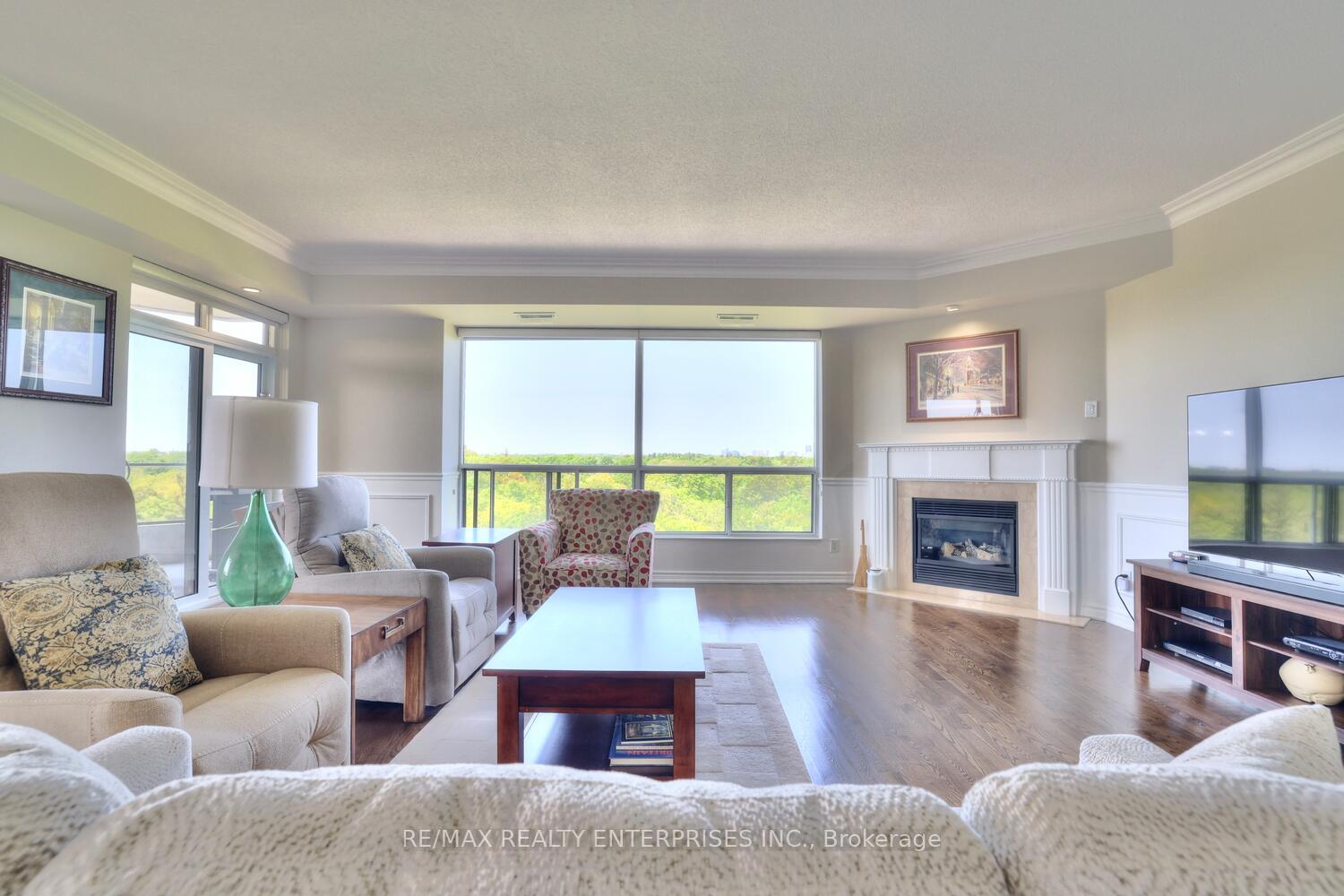 3 Bedrooms Condo at 1900 The Collegeway, Mississauga For sale