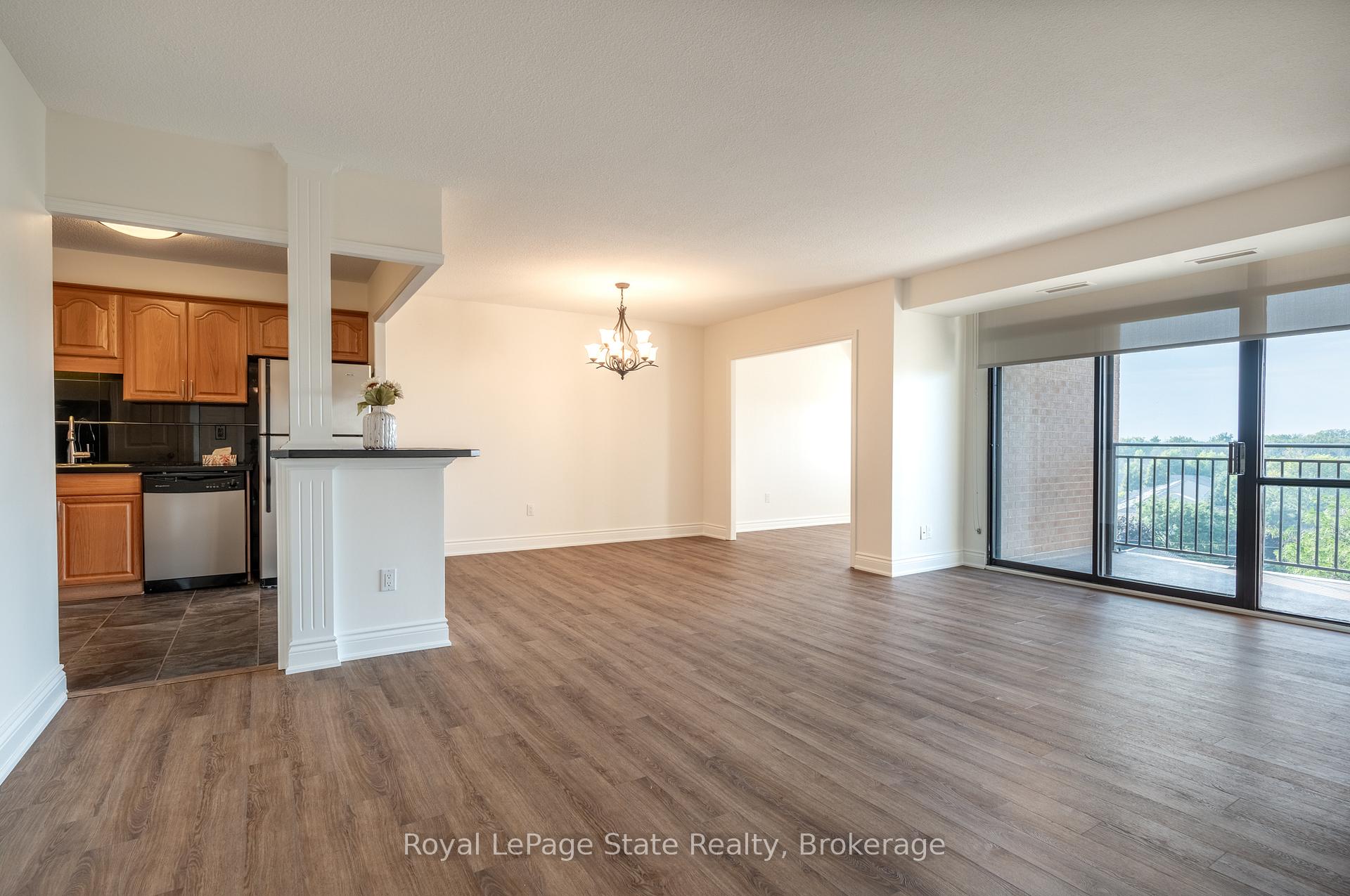 2 Bedrooms Condo at 500 Green,  Hamilton For sale