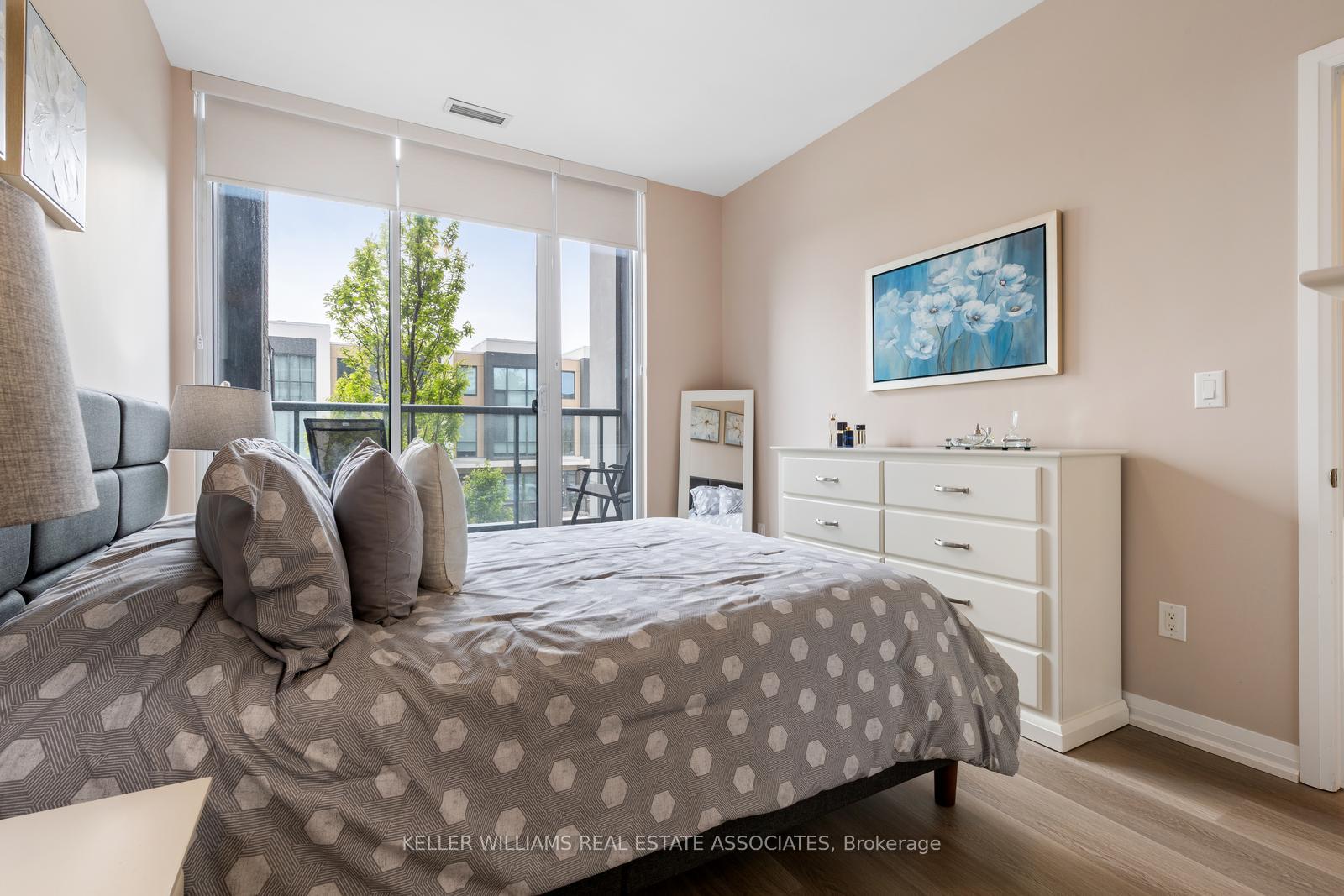 4 Bedrooms Condo at 5025 Four Springs, Mississauga For sale
