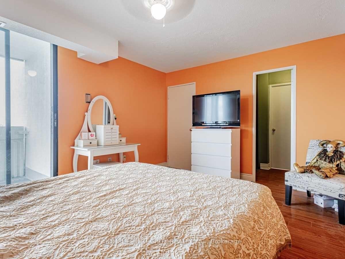 3 Bedrooms Condo at 150 Neptune, Toronto For sale