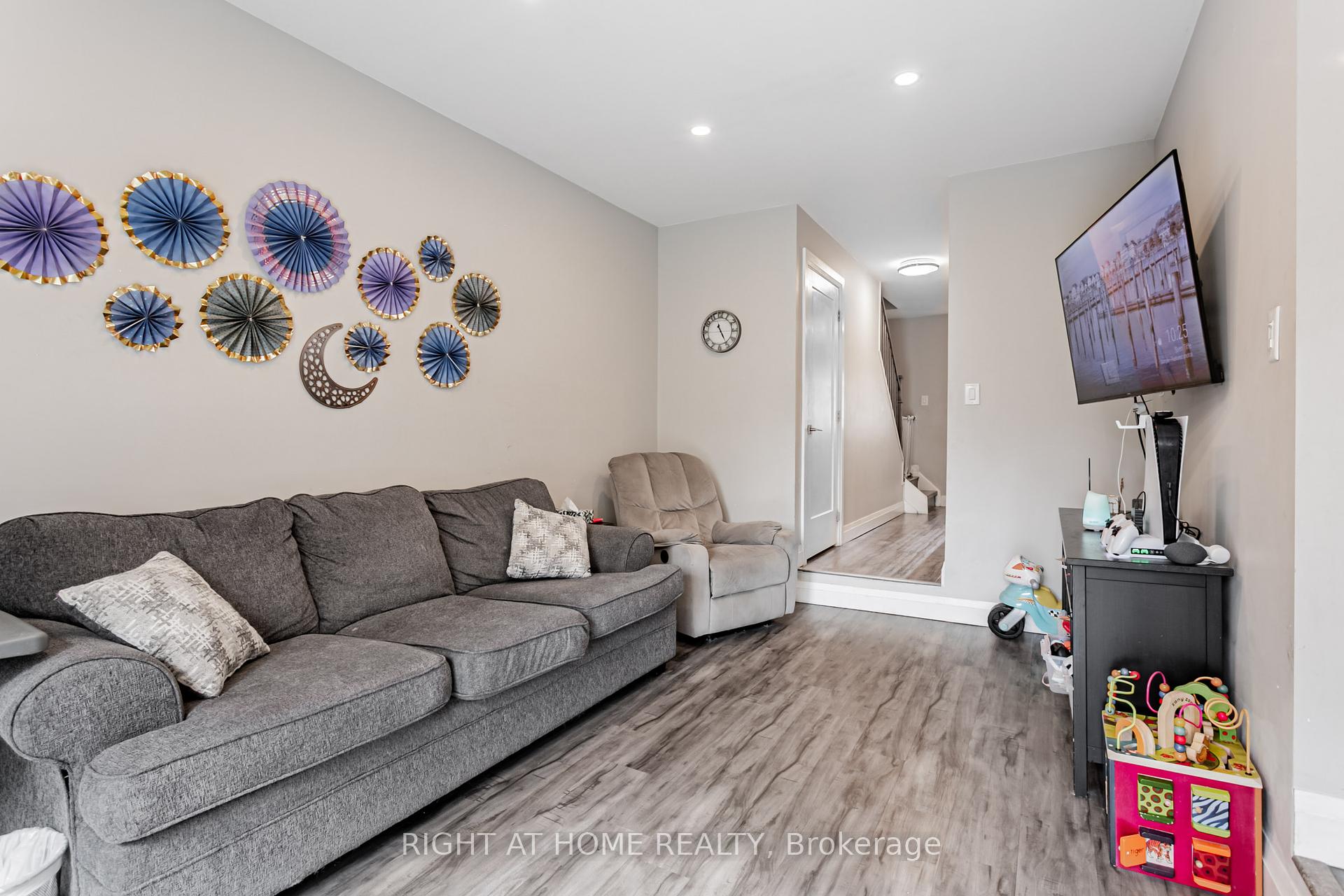 3 Bedrooms Condo at 3345 Silverado, Mississauga For sale