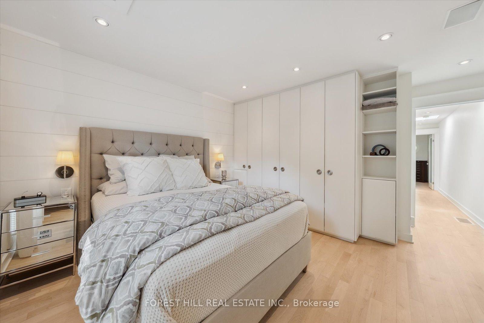 3 Bedrooms Condo at 10 Buller, Toronto For sale