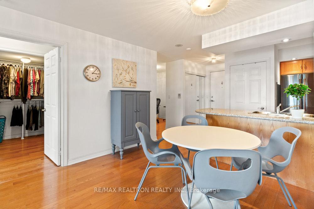 3 Bedrooms Condo at 250 Wellington, Toronto For sale