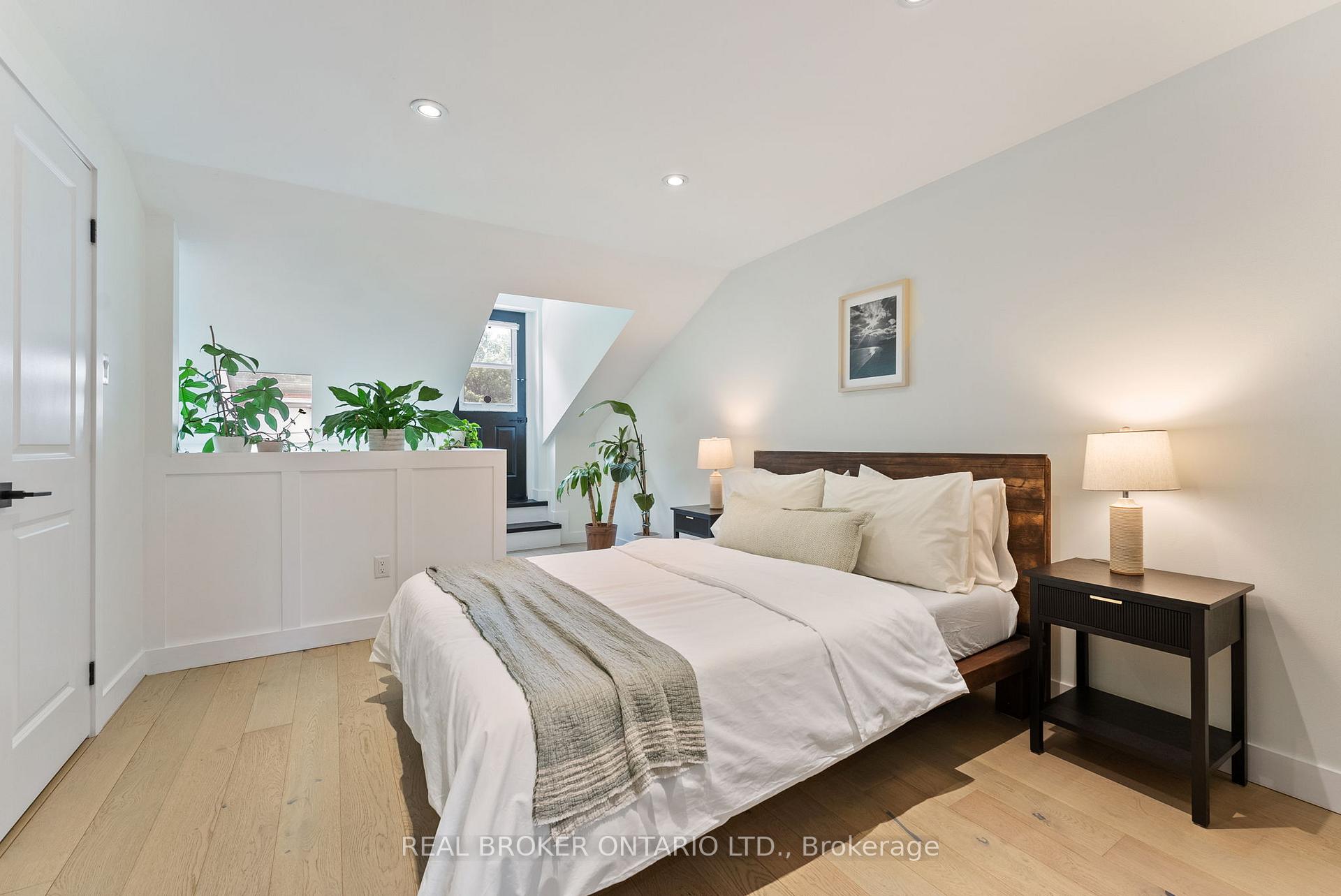 2 Bedrooms Condo at 23 Macaulay, Hamilton For sale