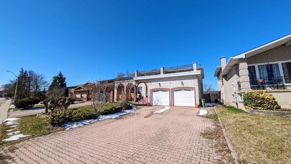 32 Albion Falls Boulevard Hamilton Ontario L8W 1R5