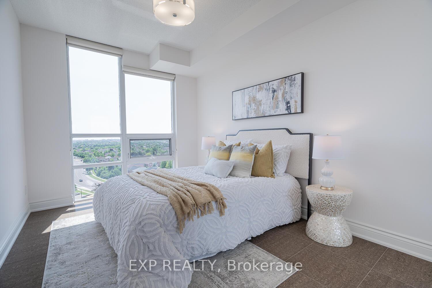 3 Bedrooms Condo at 88 Promenade, Vaughan For sale
