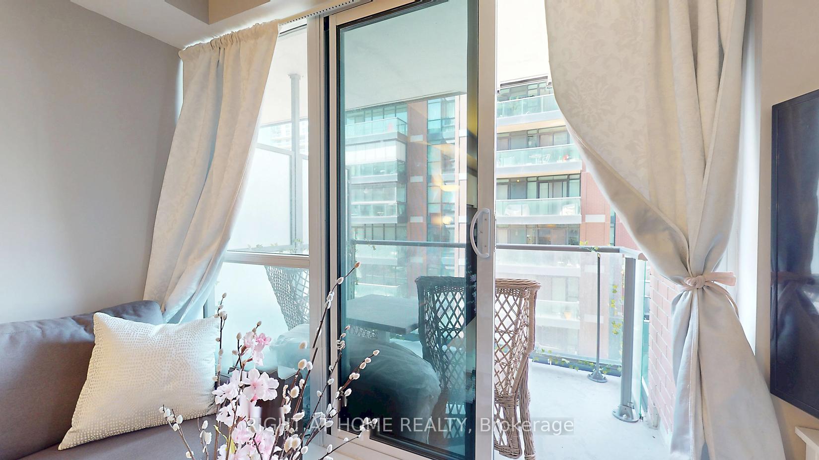 1 Bedroom Condo at 31 Tippet,  Toronto For sale