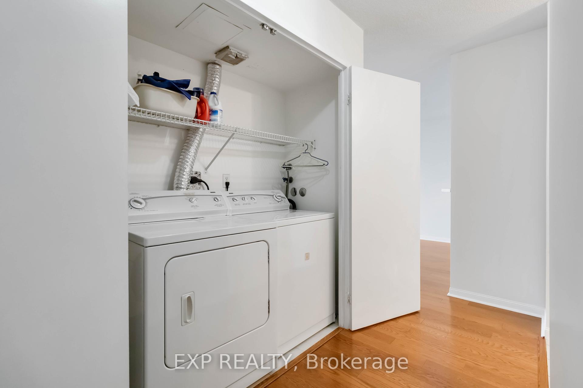 2 Bedrooms Condo at 550 Webb, Mississauga For sale