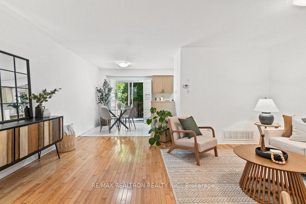 4 Bedrooms Condo at 31 Treeland, Toronto For sale
