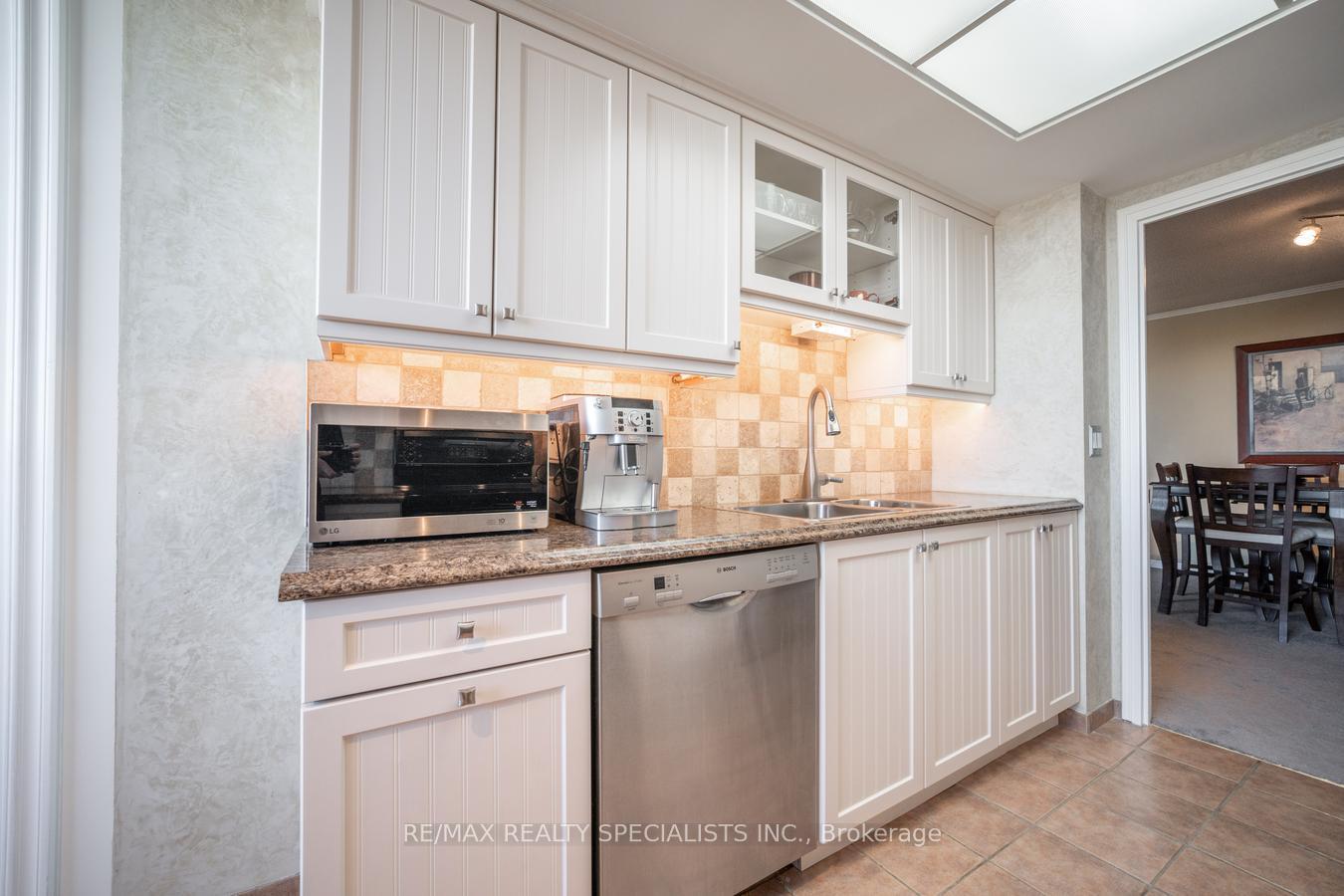 2 Bedrooms Condo at 4235 Sherwoodtowne, Mississauga For sale