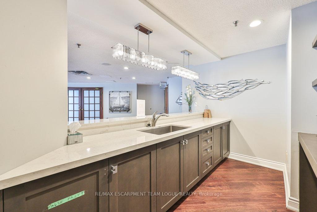 2 Bedrooms Condo at 2511 Lakeshore, Oakville For sale