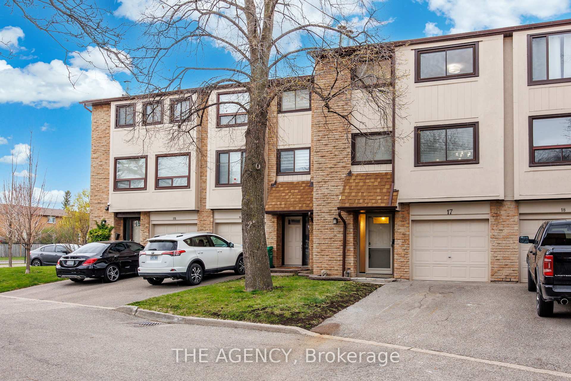 3 Bedrooms Condo at 3345 Silverado, Mississauga For sale