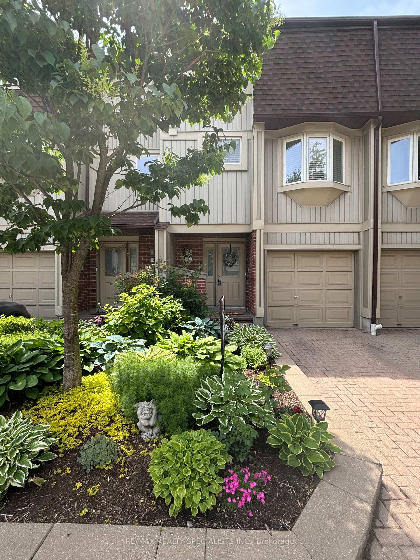 2 Bedrooms Condo at 1010 Walden, Mississauga For sale