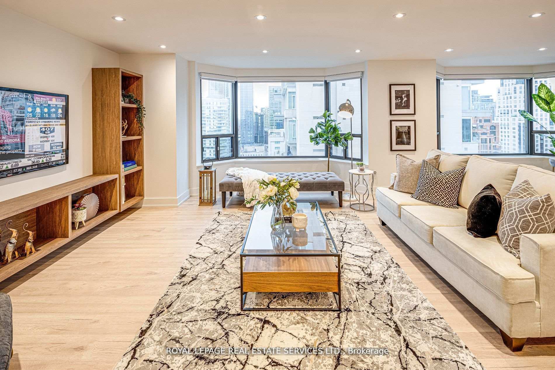 2 Bedrooms Condo at 175 Cumberland, Toronto For sale
