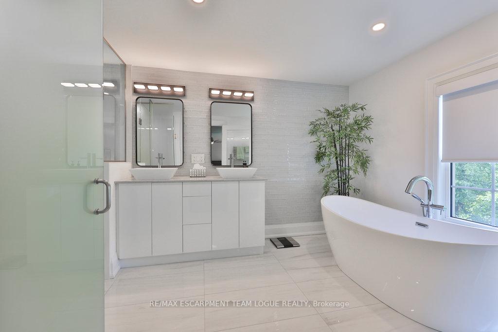 4 Bedrooms Condo at 4211 Millcroft Park, Burlington For sale