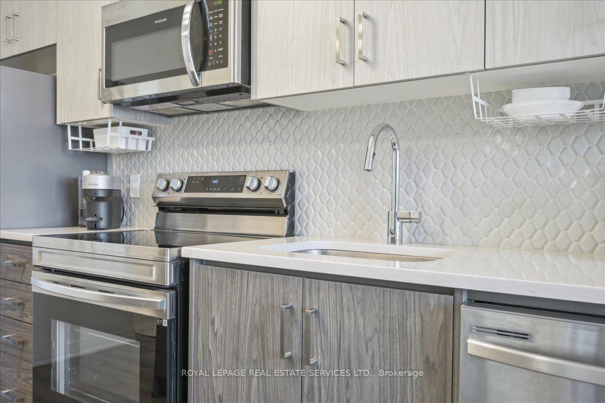 2 Bedrooms Condo at 95 DUNDAS, Oakville For sale