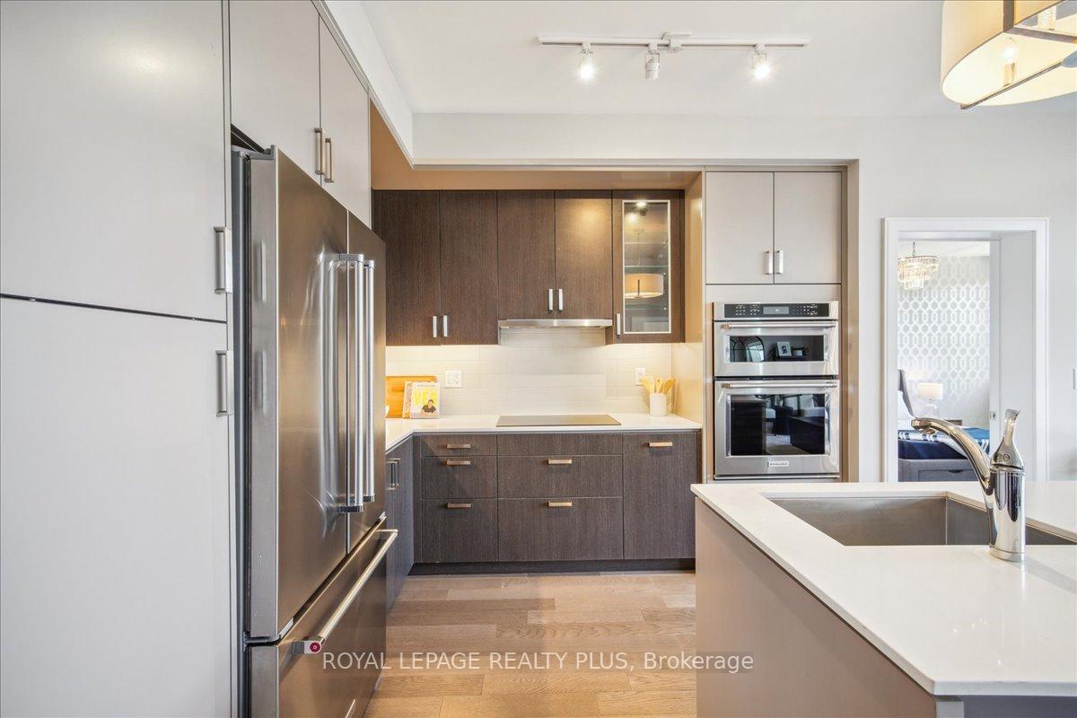 3 Bedrooms Condo at 1575 Lakeshore, Mississauga For sale