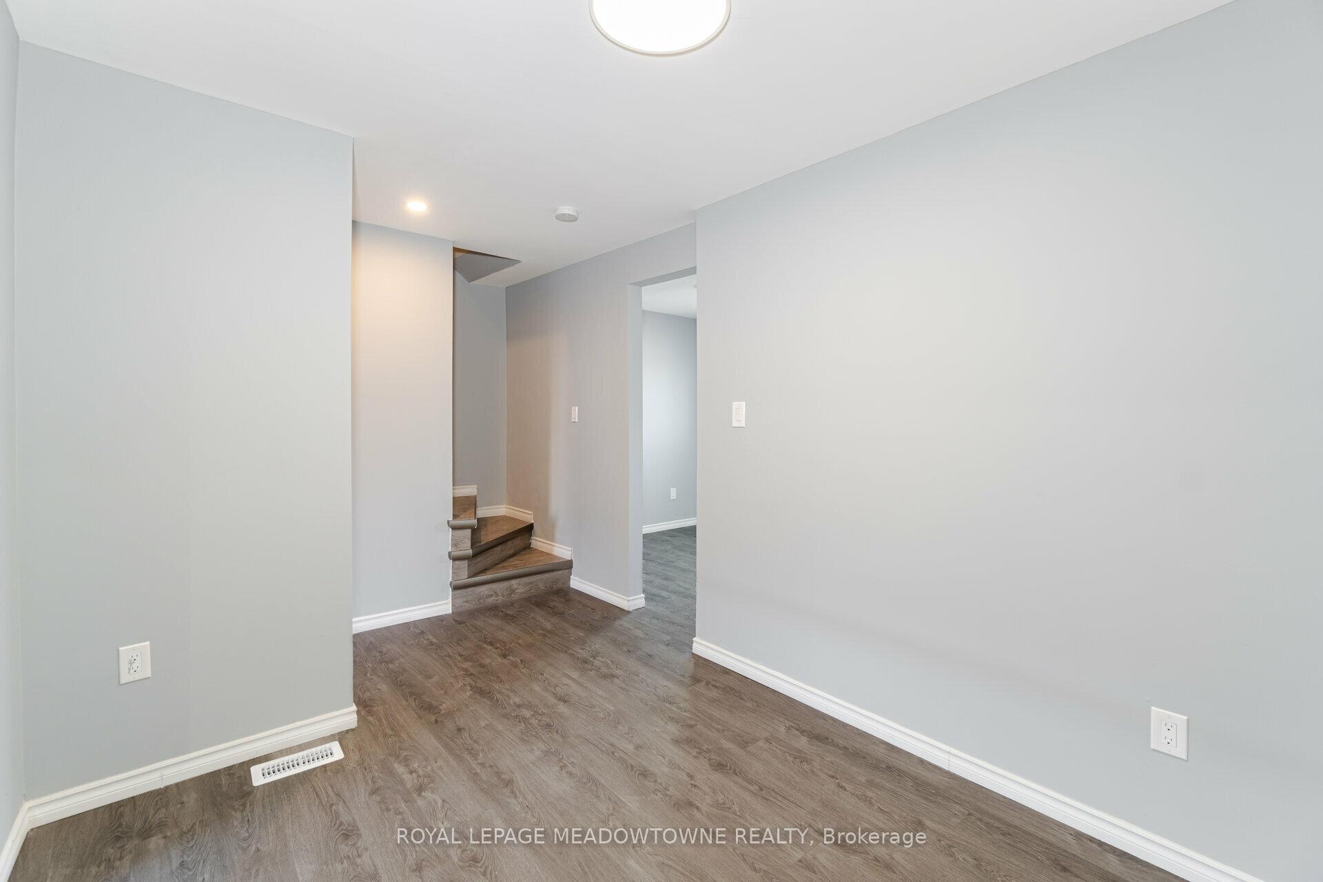 3 Bedrooms Condo at 11 Harrisford, Hamilton For sale