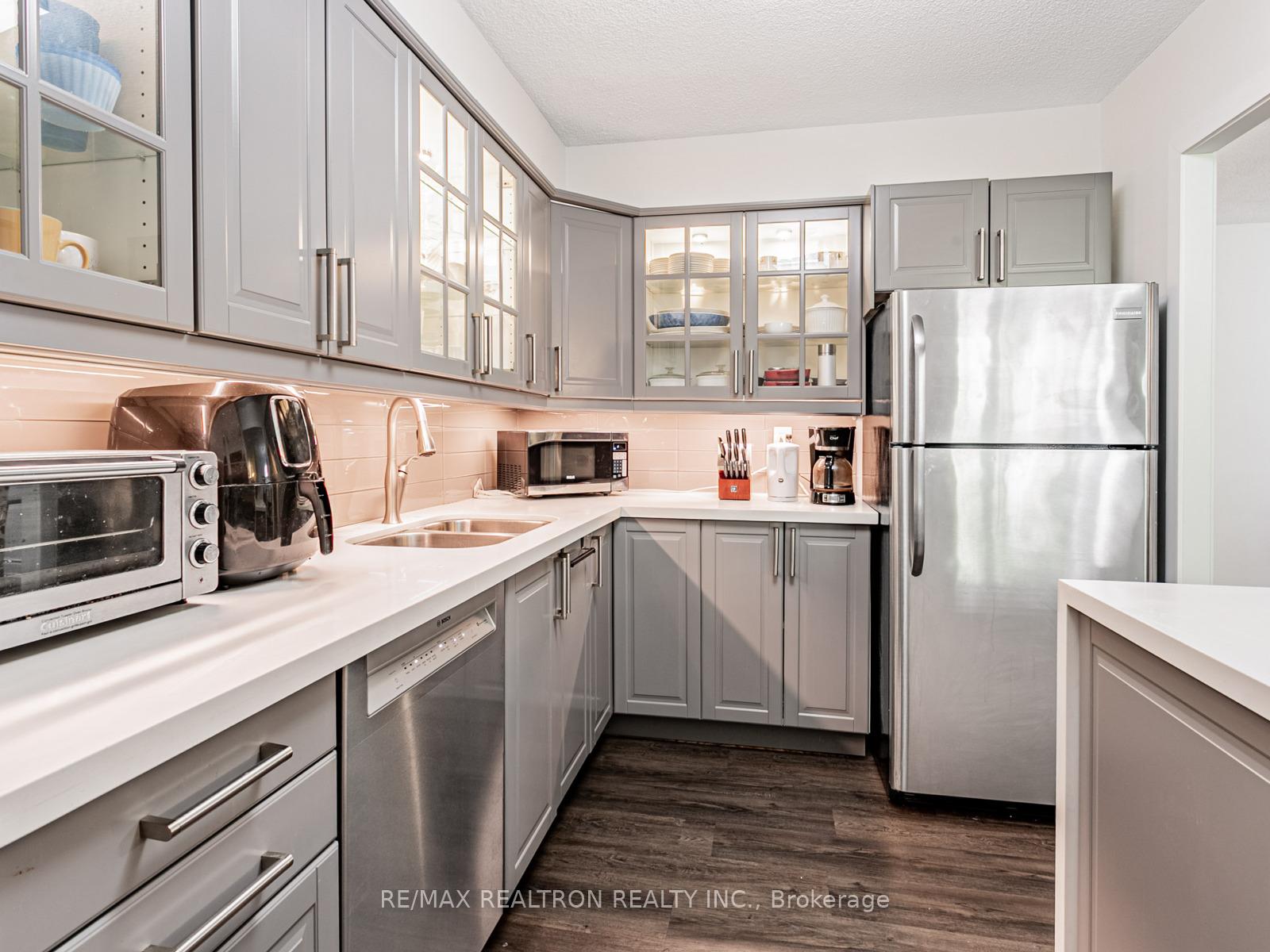 2 Bedrooms Condo at 22 Shallmar, Toronto For sale