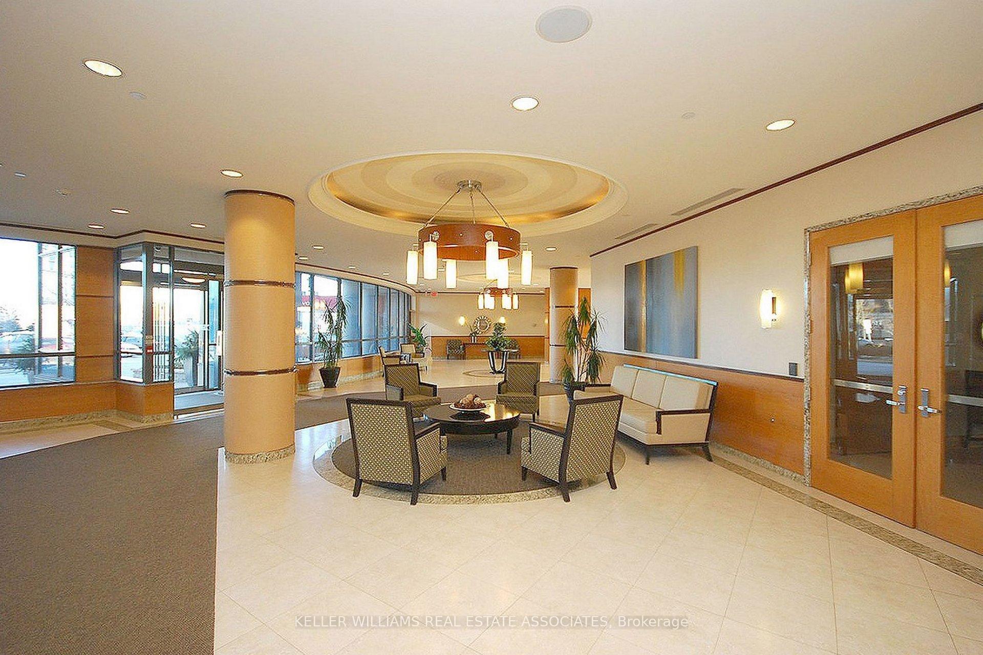 2 Bedrooms Condo at 35 Viking, Toronto For sale