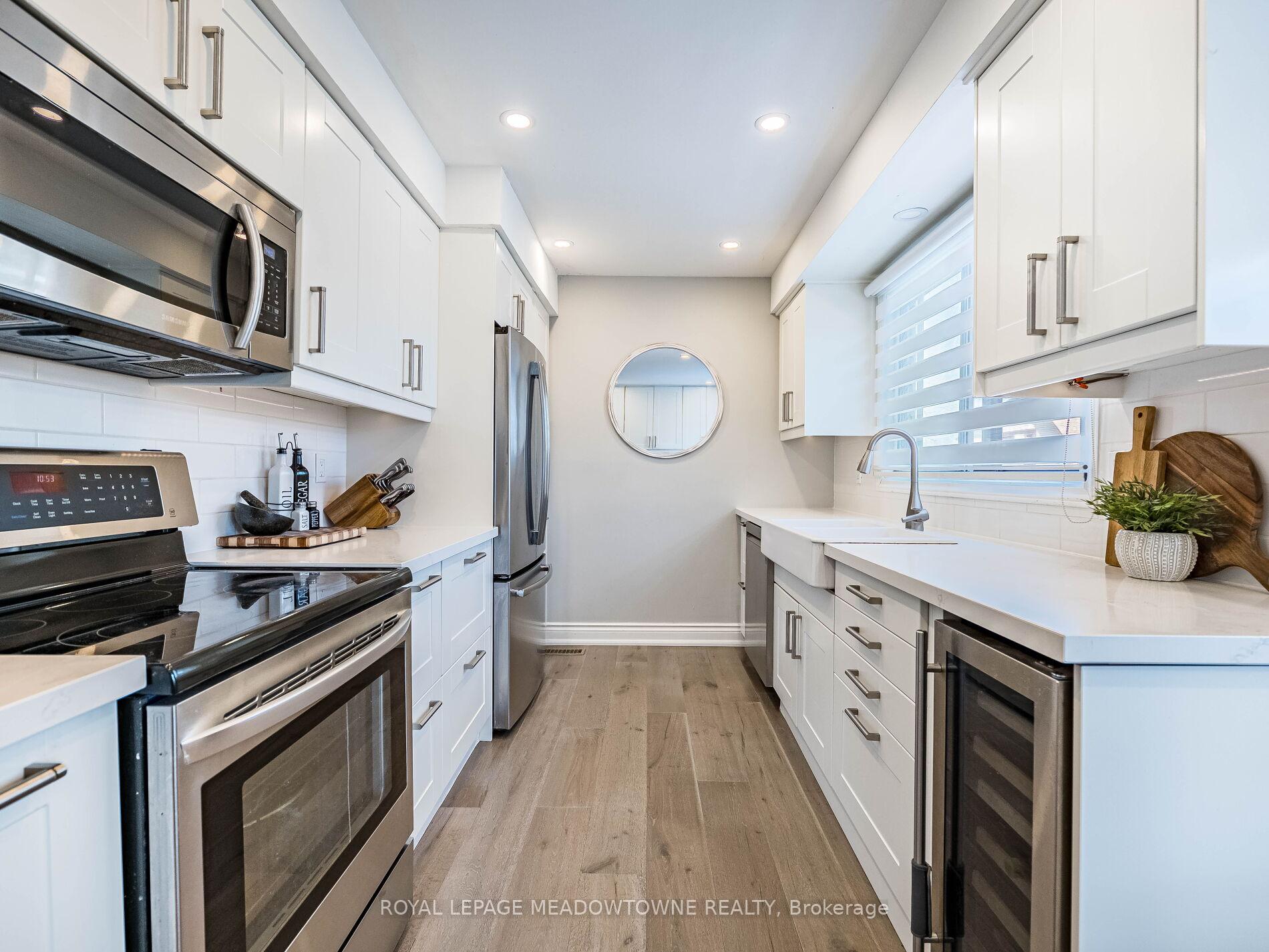 3 Bedrooms Condo at 6780 Formentera, Mississauga For sale