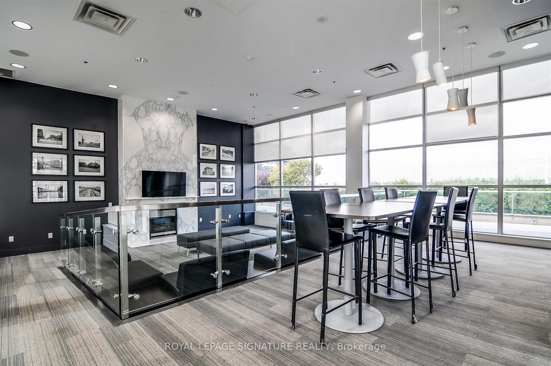 2 Bedrooms Condo at 1 Shaw, Toronto For sale