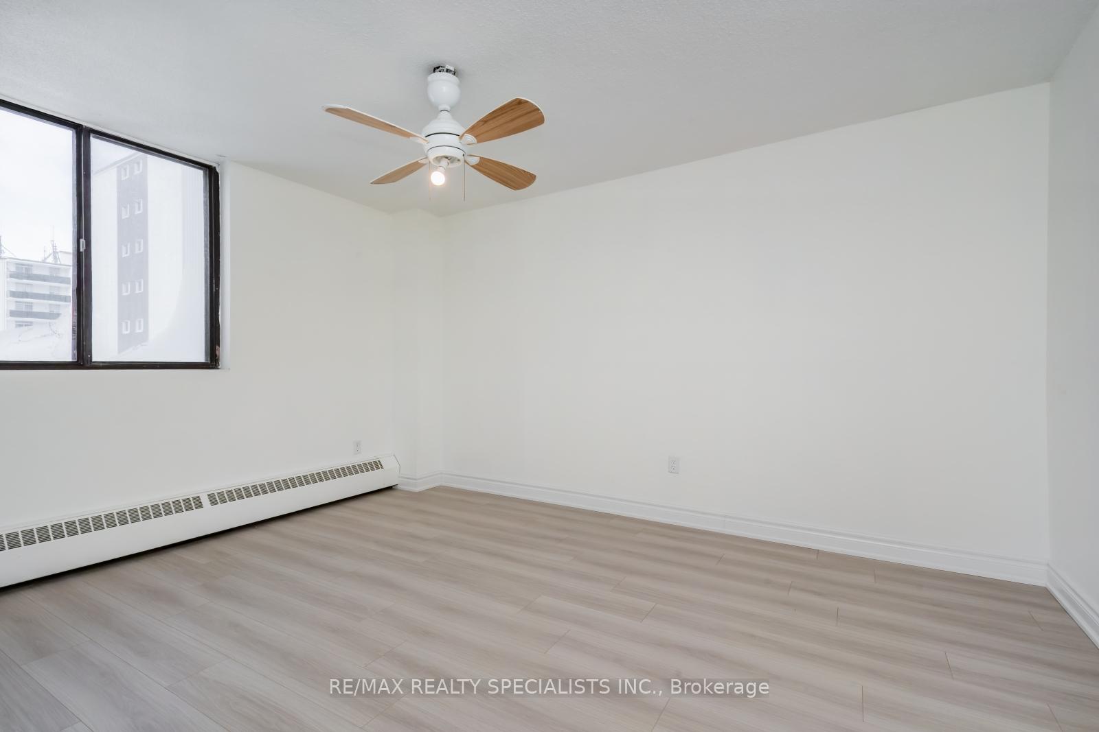 3 Bedrooms Condo at 2556 Argyle, Mississauga For sale