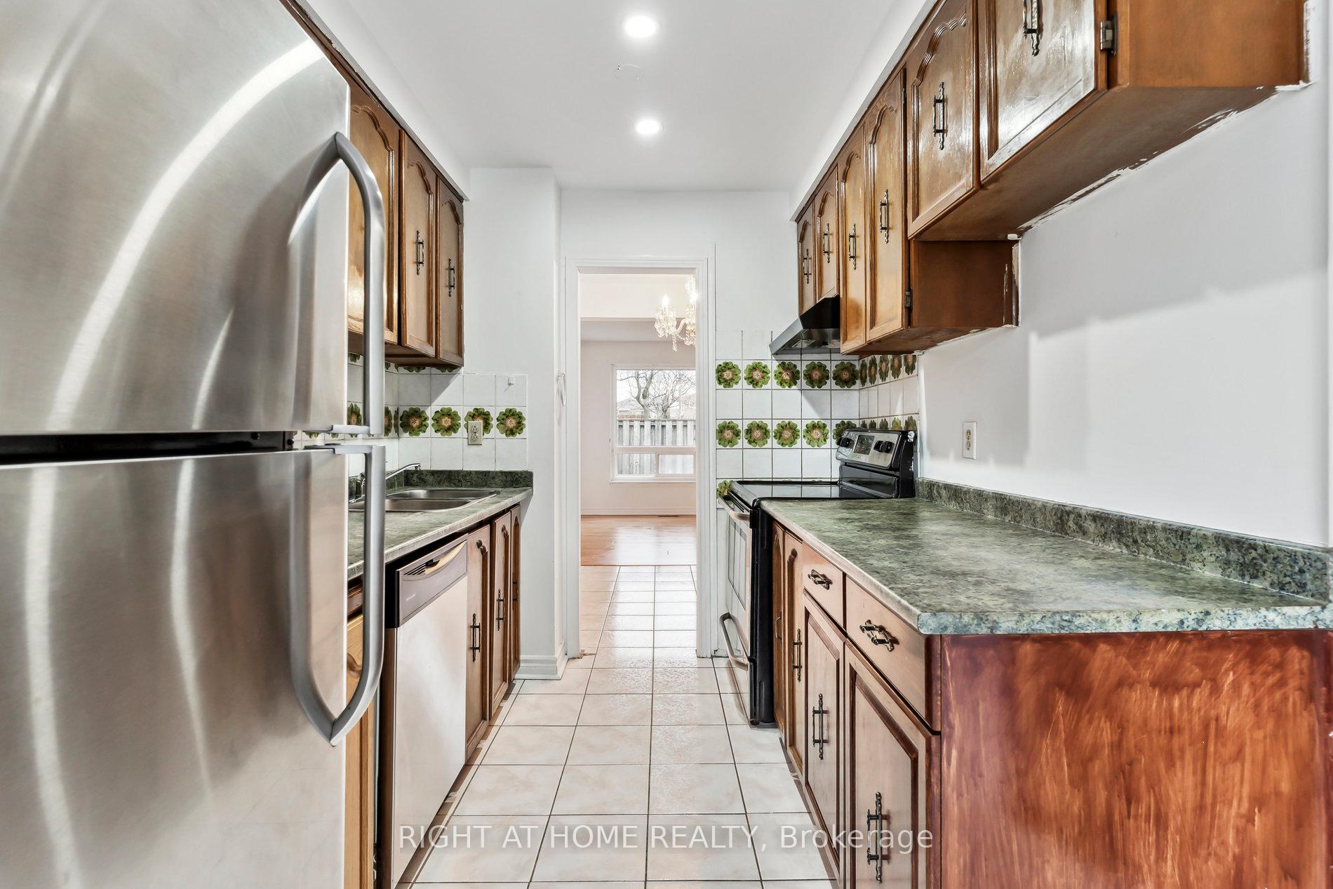 6 Bedrooms Condo at 44 Chester Le, Toronto For sale