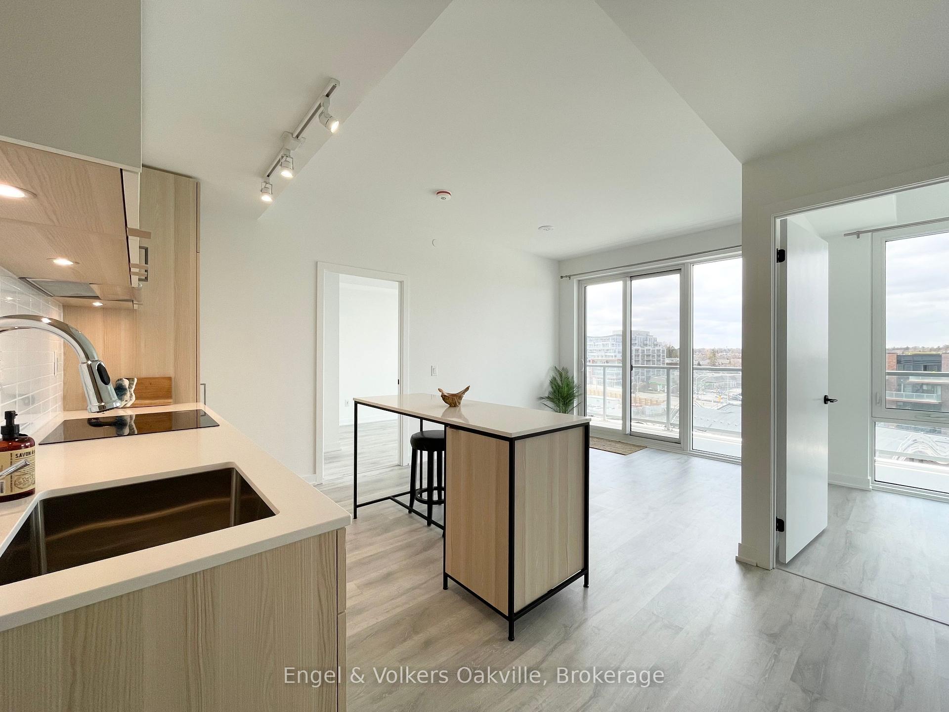 2 Bedrooms Condo at 220 Missinnihe, Mississauga For sale