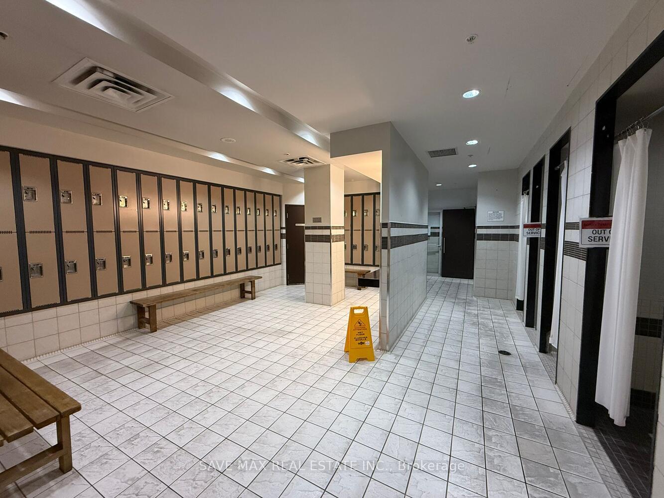 2 Bedrooms Condo at 60 Absolute, Mississauga For sale