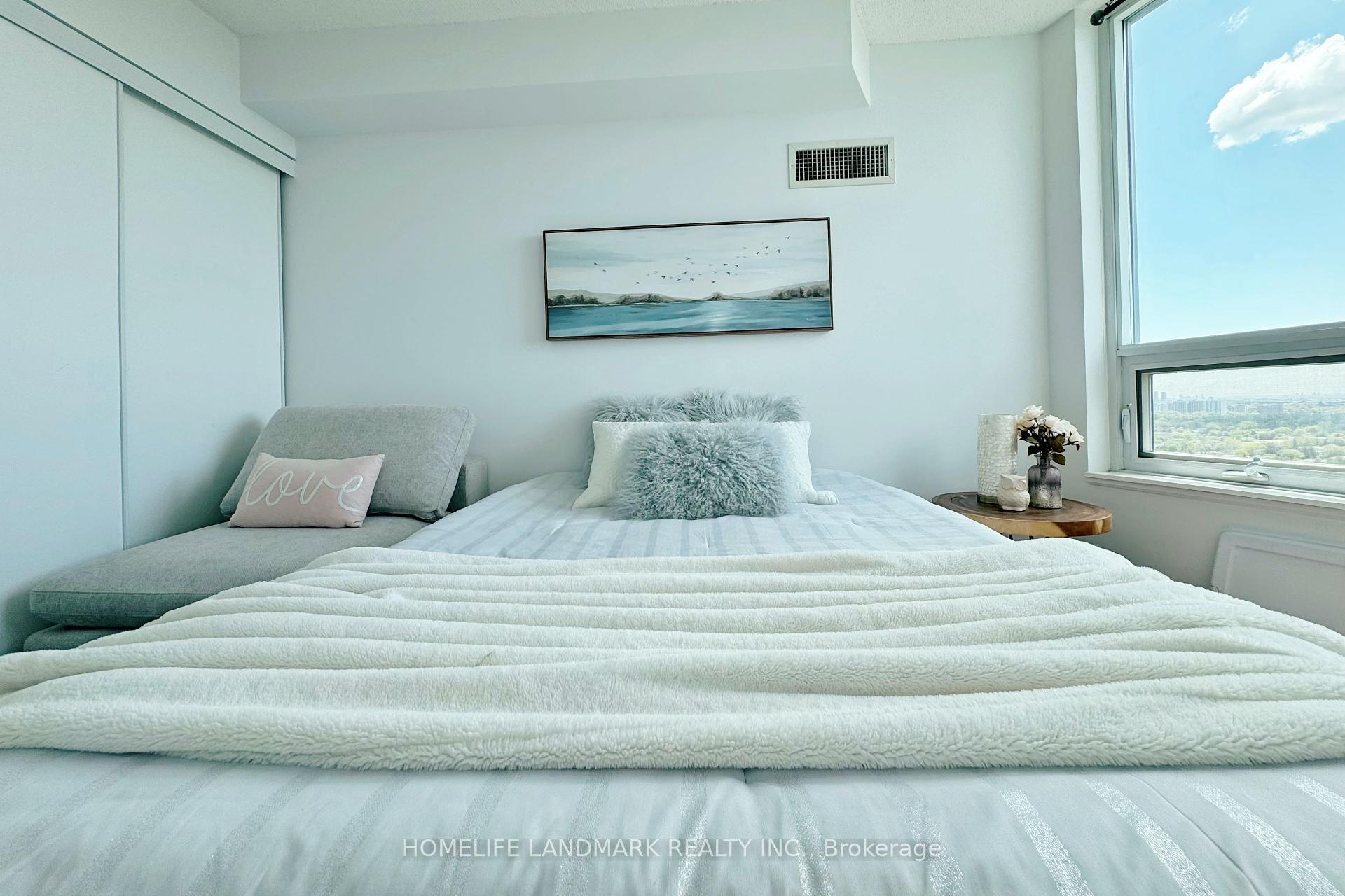 3 Bedrooms Condo at 15 Greenview, Toronto For sale