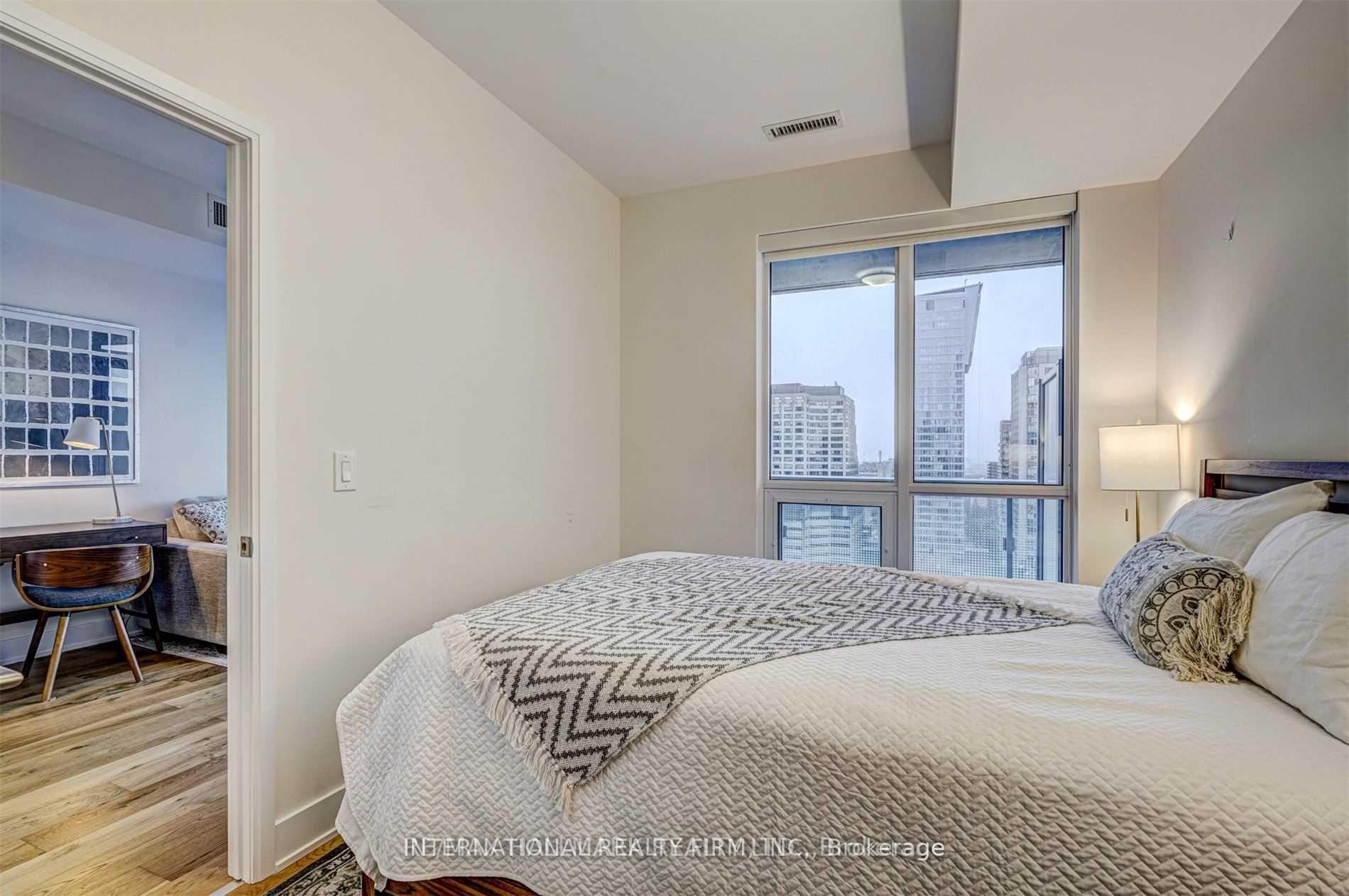 1 Bedroom Condo at 88 Cumberland,  Toronto For sale
