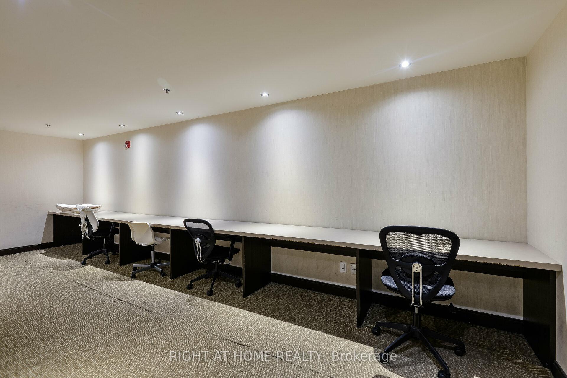 2 Bedrooms Condo at 70 Absolute, Mississauga For sale
