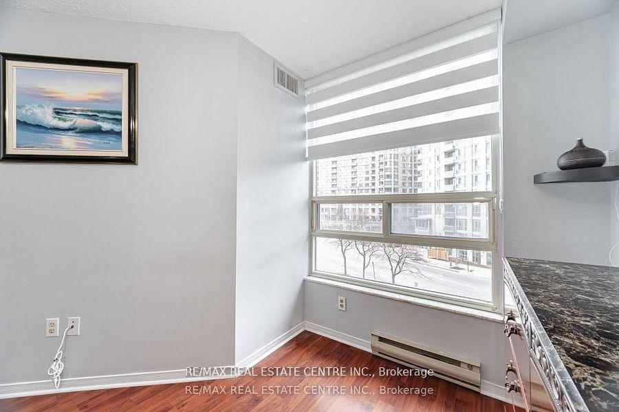 3 Bedrooms Condo at 250 Webb, Mississauga For sale
