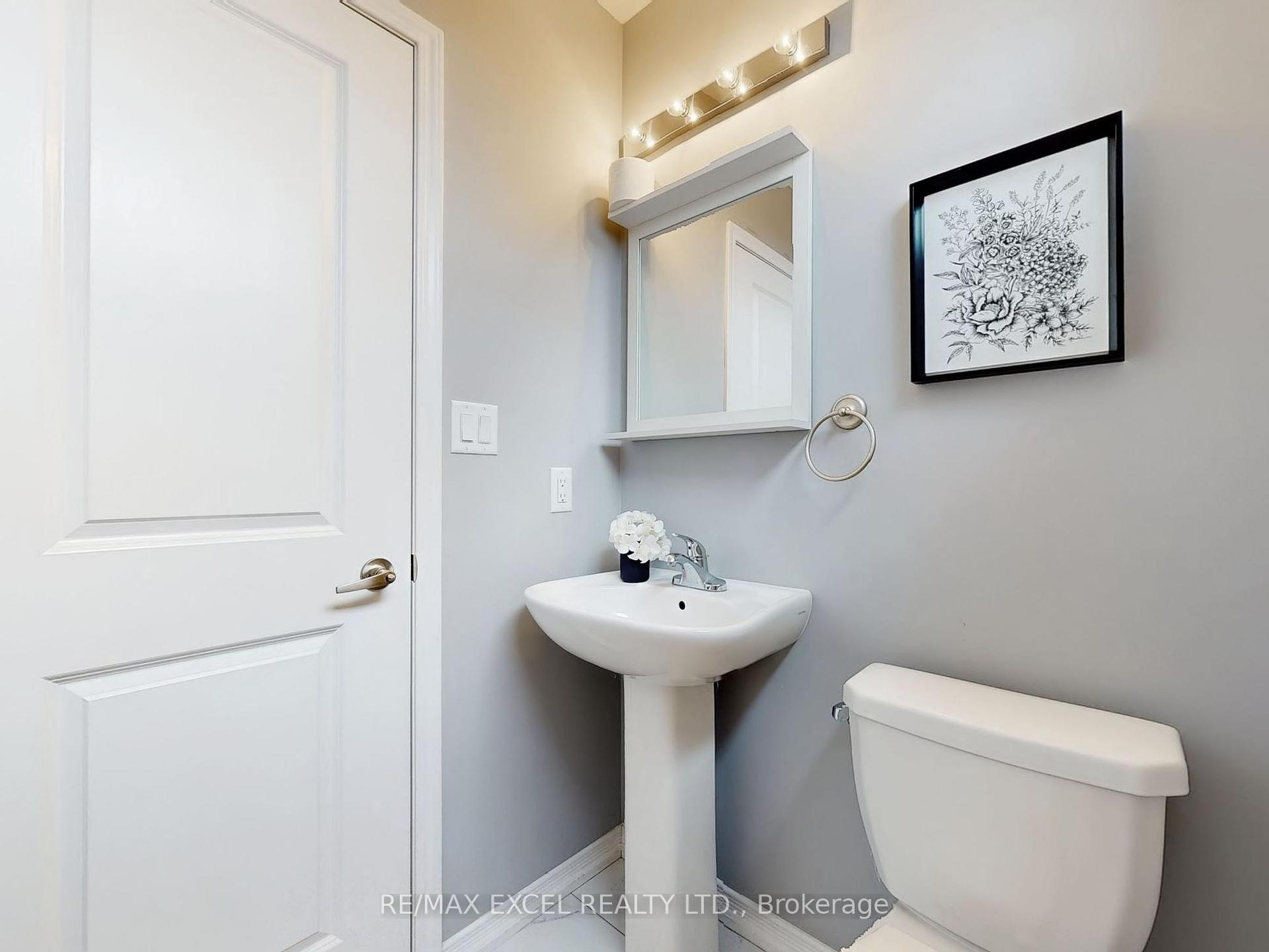 2 Bedrooms Condo at 24 Fieldway,  Toronto For sale