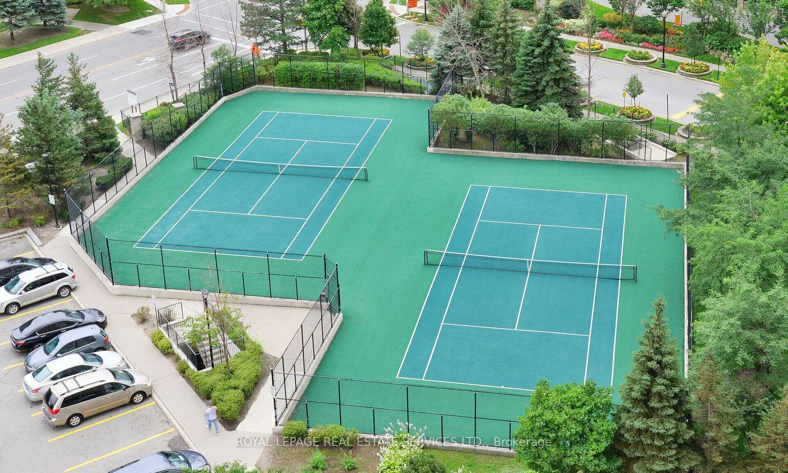 3 Bedrooms Condo at 25 Kingsbridge Garden, Mississauga For sale