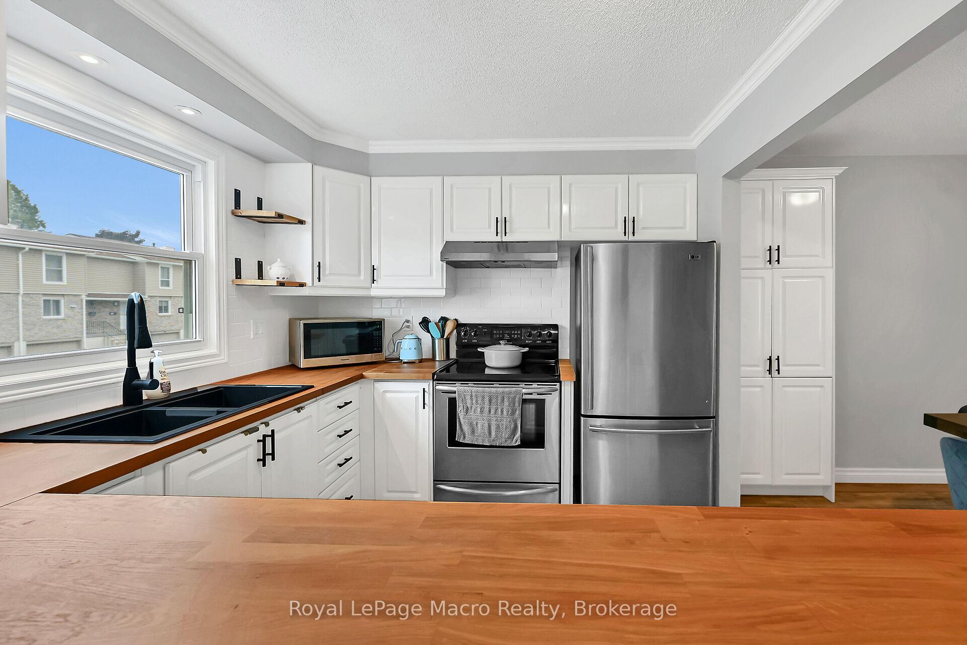 3 Bedrooms Condo at 10 Angus, Hamilton For sale